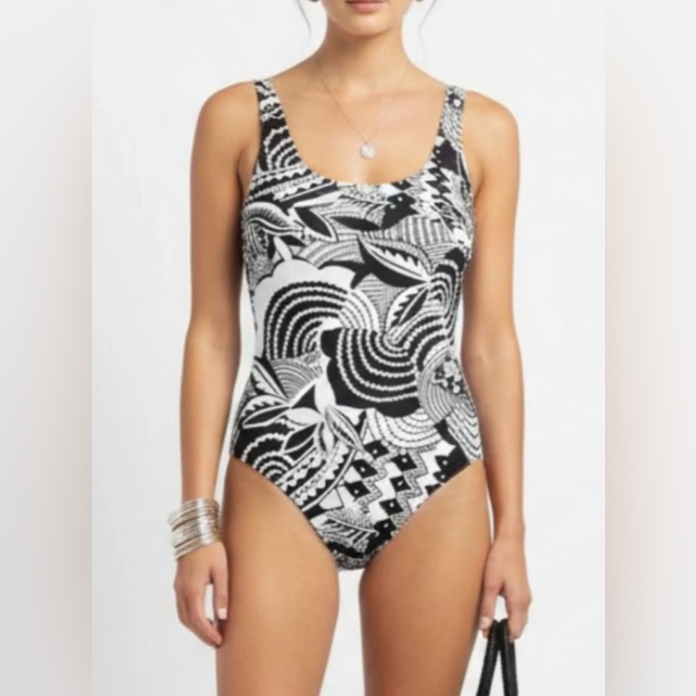 Catalina Black And White Floral
One Piece Swimsuit Size 12/14